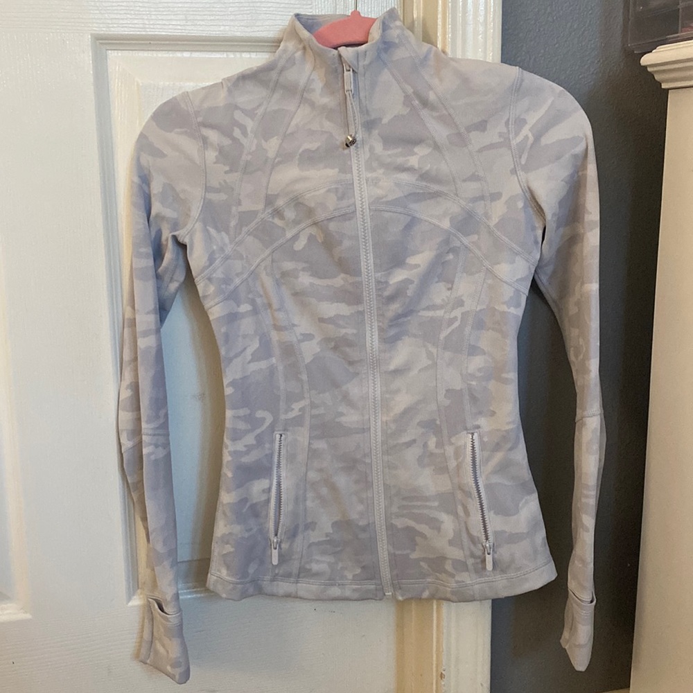 Lululemon Size 4 gray camo define Jacket
